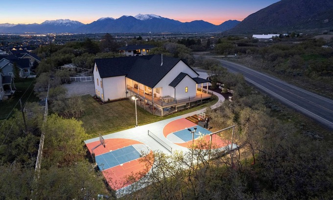 Salem House | Spacious 6000 sqft Retreat with Pickleball Court & Entertainment Galore