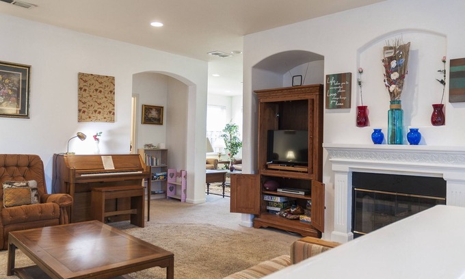 Roosevelt House | Spacious 6b/3b safe&quiet, +15 beds, jacuzzi, fireplace, exotic fruits