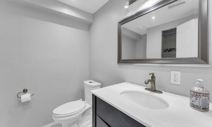 Brampton Apartment | Spacious 6BR Getaway | Sleeps 16 | Yard & Parking