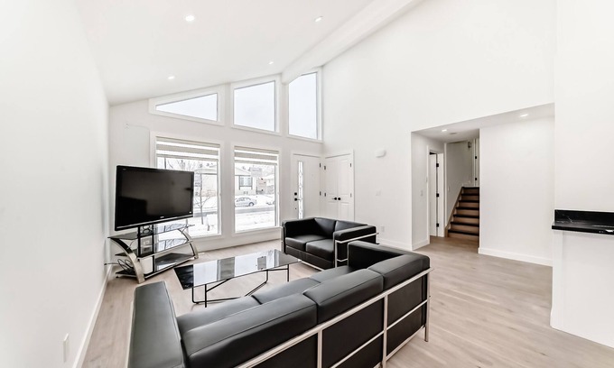 Calgary House | Spacious 6BR Home, BBQ, Backyard & A/C