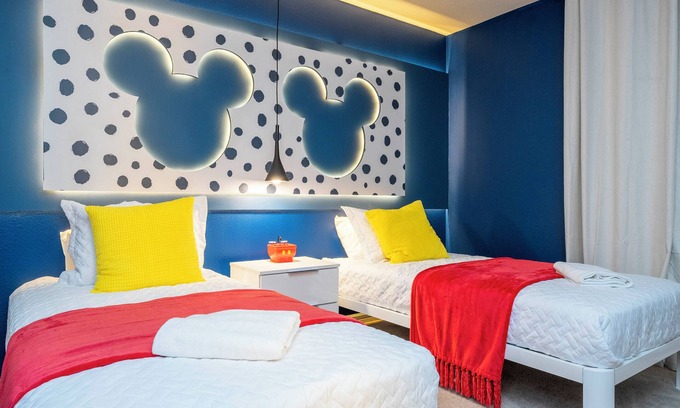 Davenport House | Spacious 7-bedroom house with Private Pool and Fireworks View