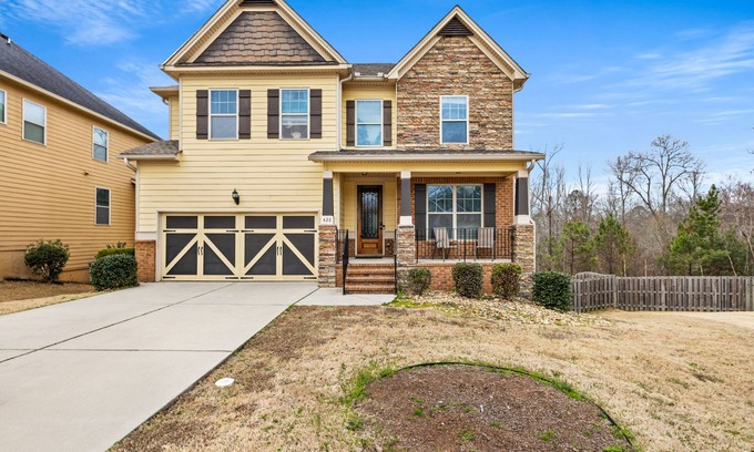 Evans House | Spacious 7-bedroom house in fabulous Evans with WiFi, fitness room