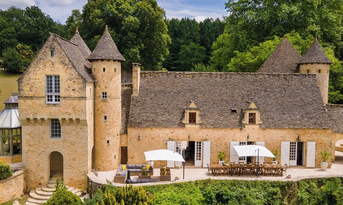 Saint-Cyprien House | Spacious 8-bedroom chateau in charming Saint-Cyprien with pool, bar and gym