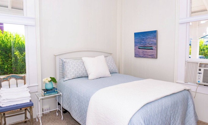 Oak Bluffs House | Spacious 9-bedroom house with Waterview, WiFi, AC in delightful Oak Bluffs