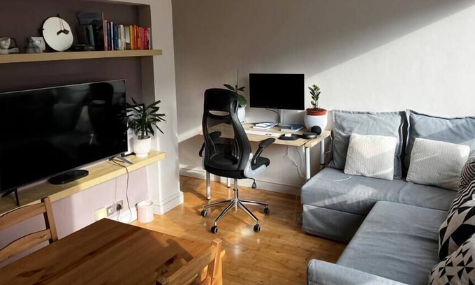 St Luke's Apartment | Spacious and bright 2BR Flat in central London