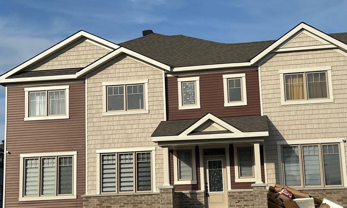 Ottawa Division House | Spacious and bright, basement-furnished apartment in a townhome