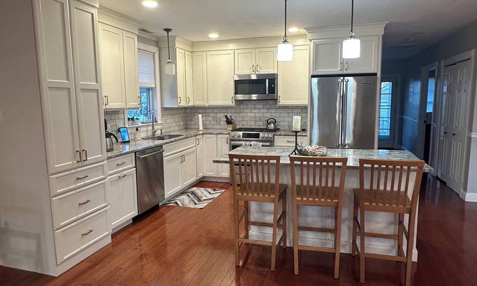 Salisbury House | Spacious and Charming 6-Bed Beach House in Salisbury