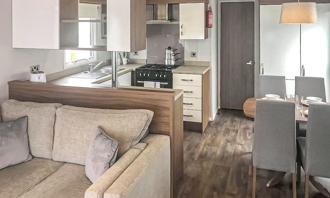 Chapel Saint Leonards House | Spacious and comfortable 12ft-wide caravan with one double with en suite W.
