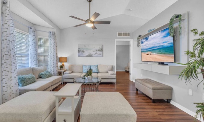 Sandalwood House | Spacious and Comfy 4b/2bath Family friendly and Quiet neighborhood