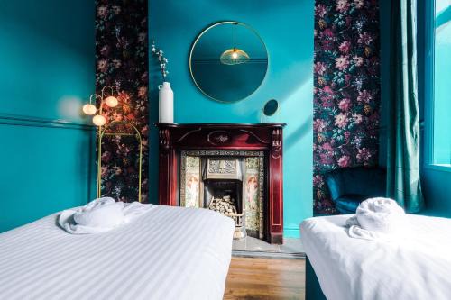 Salford House | Spacious and Modern 5 BR House