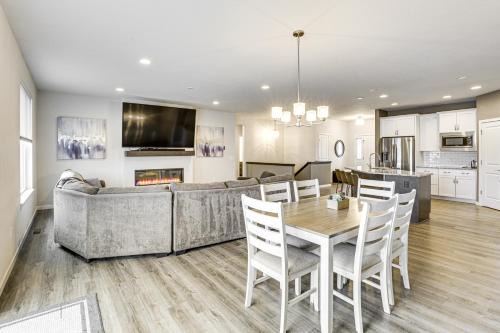 Hanover House | Spacious and Modern Home with Deck in Oregon!