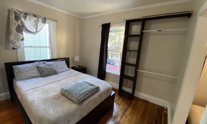 Valley Street Apartment | Spacious and Modern One Bedroom Apartment