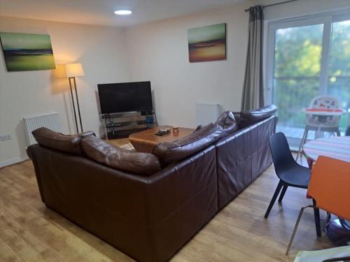 Burnt Oak Apartment | Spacious and Modern Two Bedroom Two Bathroom Flat with Secure Parking