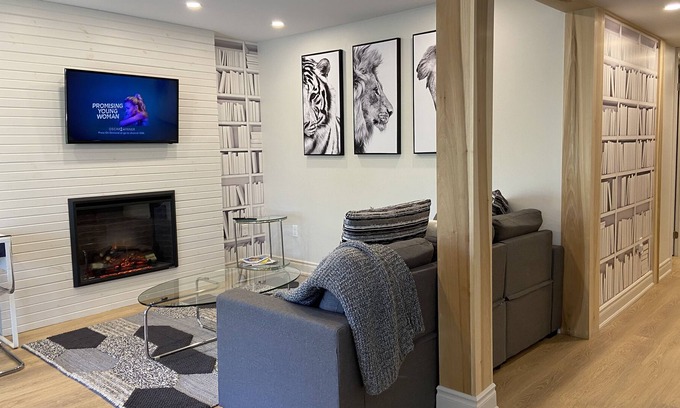 Pleasant View Apartment | Spacious and private 2 bdrm unit in the heard of Toronto with parking and patio