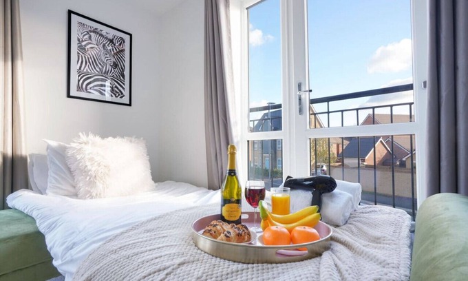 Milton Keynes House | Spacious and Stylish House - Sleeps up to 8 Guests