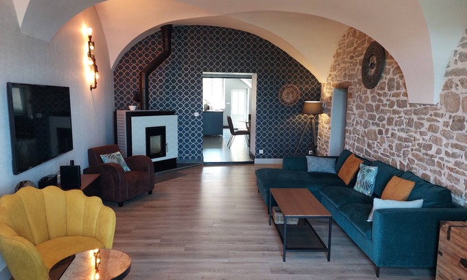 Montaigu Apartment | SPACIOUS APARTMENT* BALCONY, TERRACE, GARDEN, PARKING + CHARGING STATION, AIR CONDITIONING