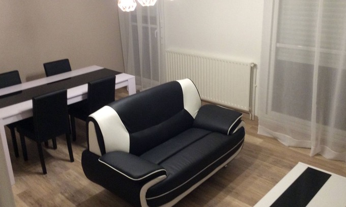 Saint-Jacques - Nazareth Apartment | Spacious apartment-Doutre-St Jacques- 3 bedrooms