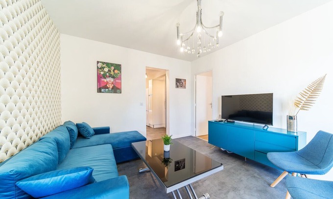 Bron Apartment | Spacious Apartment for 8 with Balcony in Bron