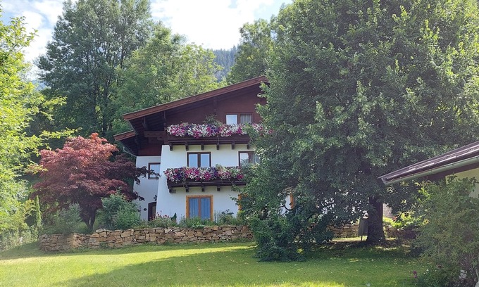 Saalfelden am Steinernen Meer Apartment | Spacious apartment to relax in quiet neighborhood