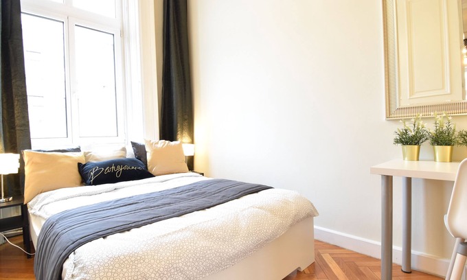 Belvaros - Lipotvaros Apartment | Spacious apartment with 12 bedrooms with AC in beautiful Budapest