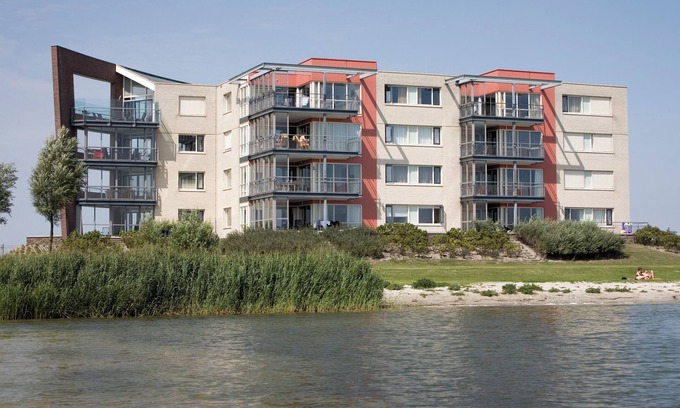 Makkum Apartment | Spacious apartment with a large balcony and a view of the IJsselmeer at a luxurious resort in Friesland.