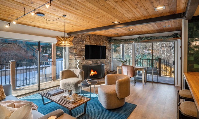 Downtown Apartment | Spacious Aspen 1BR 2 Blocks to Gondola with AC!