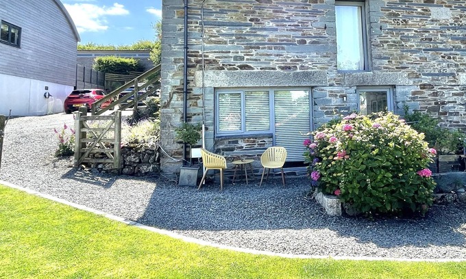 Saint Gennys Cottage | Spacious barn with superking bed, 5 minutes from the beach