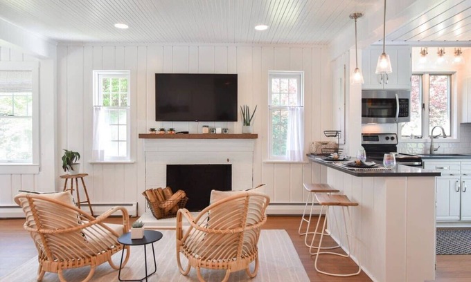 East Falmouth House | Spacious Beach House 6 Min Walk to Beach!