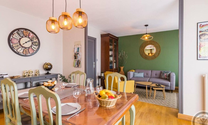 Granville Apartment | Spacious bright apartment in Granville, balcony, sheets included