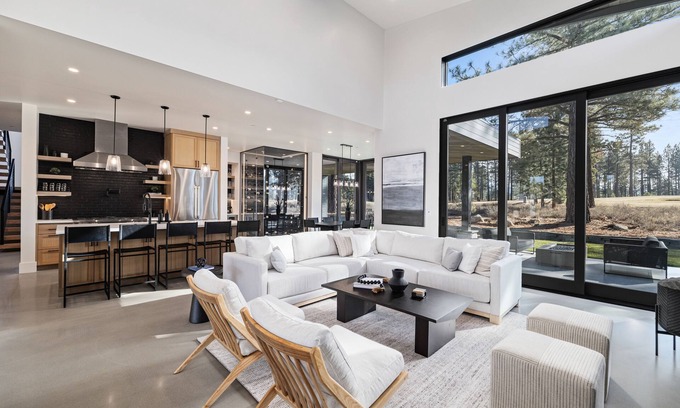 Truckee Villa | Spacious Bright Home on Golf Course| Fresh Modern Design| Private Hot Tub & Gym
