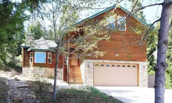 Shaver Lake Ski Chalet | Spacious cabin with game room free WIFI & parking