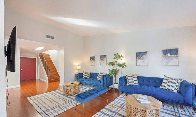 Union City House | Spacious & Central. Pool Table & Ping Pong. 6 TVS. Balcony. Garage. Wifi