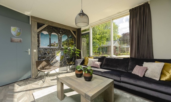 Zuna Cabin | Spacious children's cottage with treehouse beds, bubble tub, toys and a fun theme!