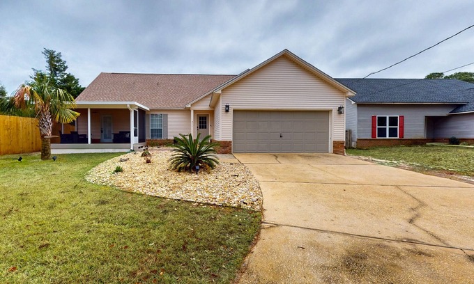 Gulf Breeze House | Spacious coastal home with private yard and close to town