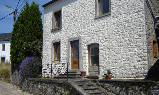 Hastiere-Lavaux House | Spacious, comfortable 4-person house Joint heated pool/fireplace, garden.