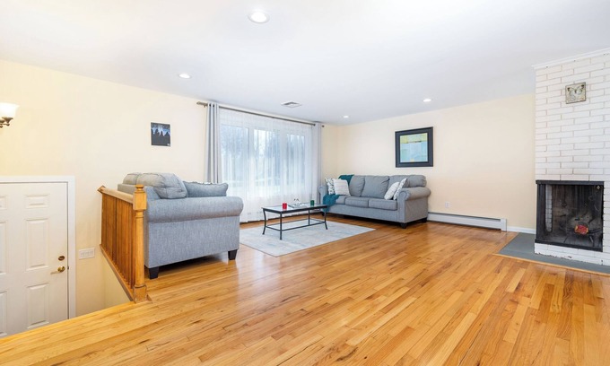 Farmington House | Spacious & Comfortable 3-Bedroom Home