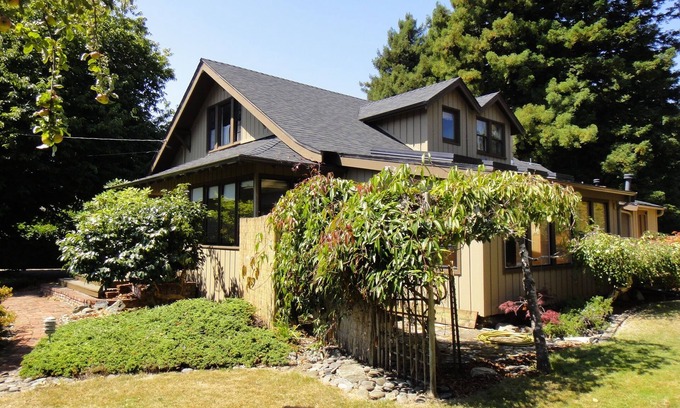 Eureka House | Spacious & Comfy, nr Zoo SKYWALK, Garden, Redwoods, Park, & even great 4 HORSES!