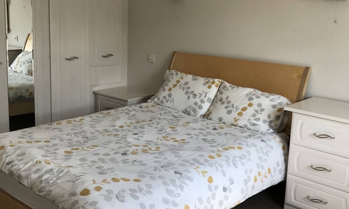 Begbroke House | Spacious, cool, one bedroom apartment, with garden and off road parking.
