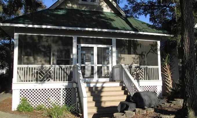 Saint Helena Island Cottage | Spacious Cottage w/ WiFi & Screened-In Porch - Near Marina & Boathouse