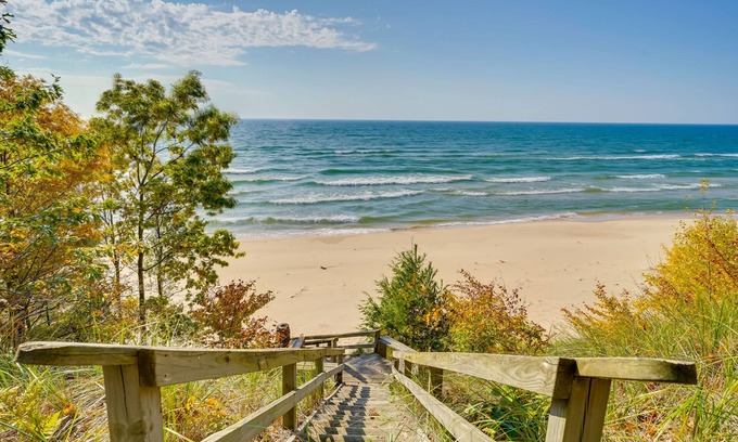 Muskegon Cottage | Spacious Cottage on Lake Michigan: Stunning Views!