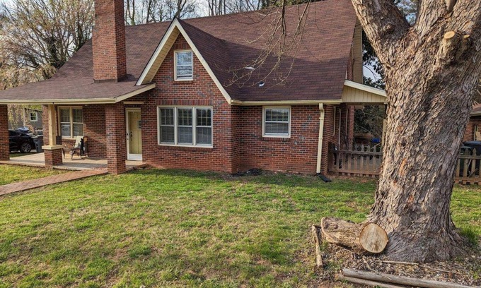 Jonesville House | Spacious Country Comfy Living in Yadkin Valley Wineries, Askew Winery, Downtown!