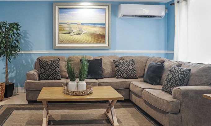 Downtown Apartment | Spacious Cozy 3 bedroom unit with a private pool, centrally located in Freeport