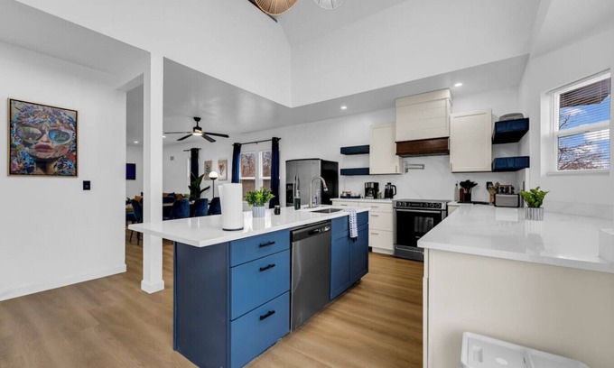 Detroit House | Spacious Cozy 6BD, Mins to DT/Stadium/Park/Museums