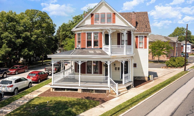 Gettysburg House | Spacious & Cozy Home w/ Gameroom & Parking Sleeps 10