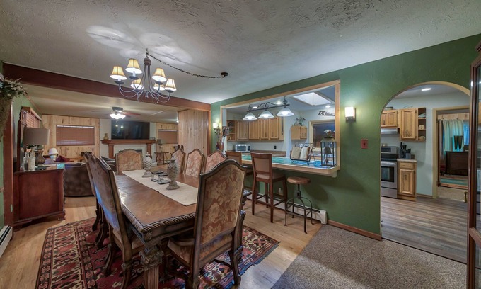 Cody House | Spacious cozy home, walking distance to Downtown