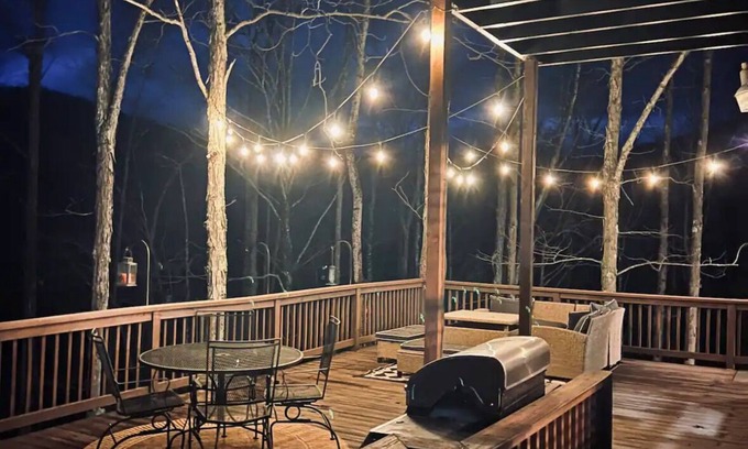 Boone Cabin | Spacious cozy pet friendly cabin; sleeps 12 close to town! Relax and reconnect