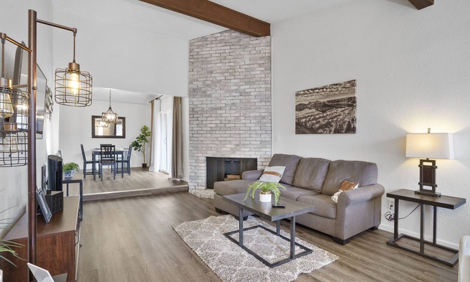 Carmichael House | Spacious Cul-de-Sac Home/Close I-80 & Cal Expo