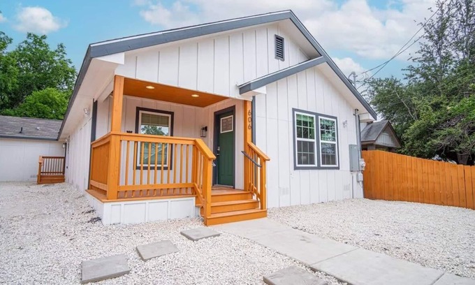 Near East Side House | Spacious Delightful 4 BR/3 BA Close to Downtown