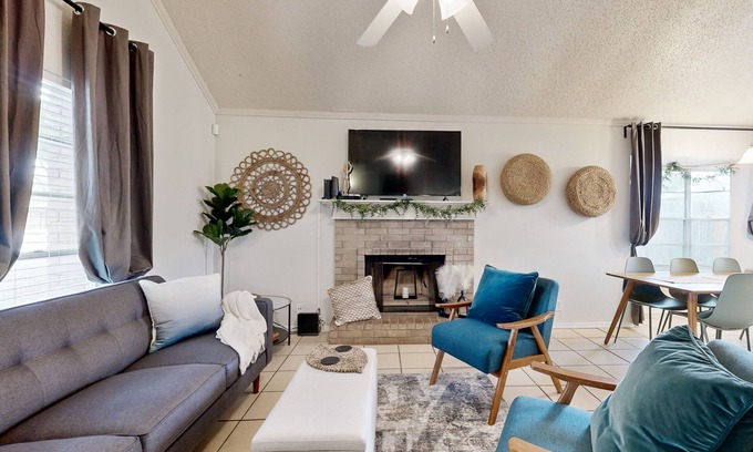 Oak Creek House | Spacious dog-friendly home, close to park with patio, AC, & W/D