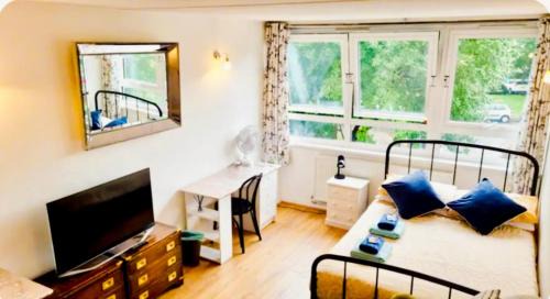 Queenstown House | Spacious Double Room by Batteresa Park - Zone 1